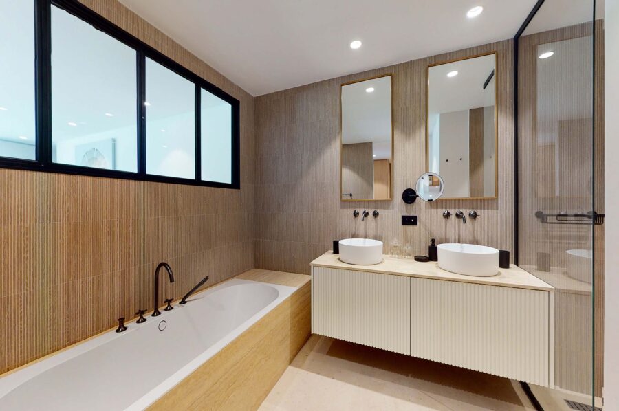 villa-sofia-bathroom-doublesink-bathtub-luxury-sttropez