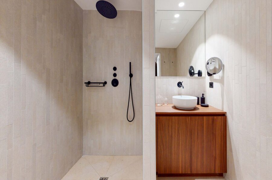 villa-sofia-bathroom-italianshower-modern-luxury-sttropez