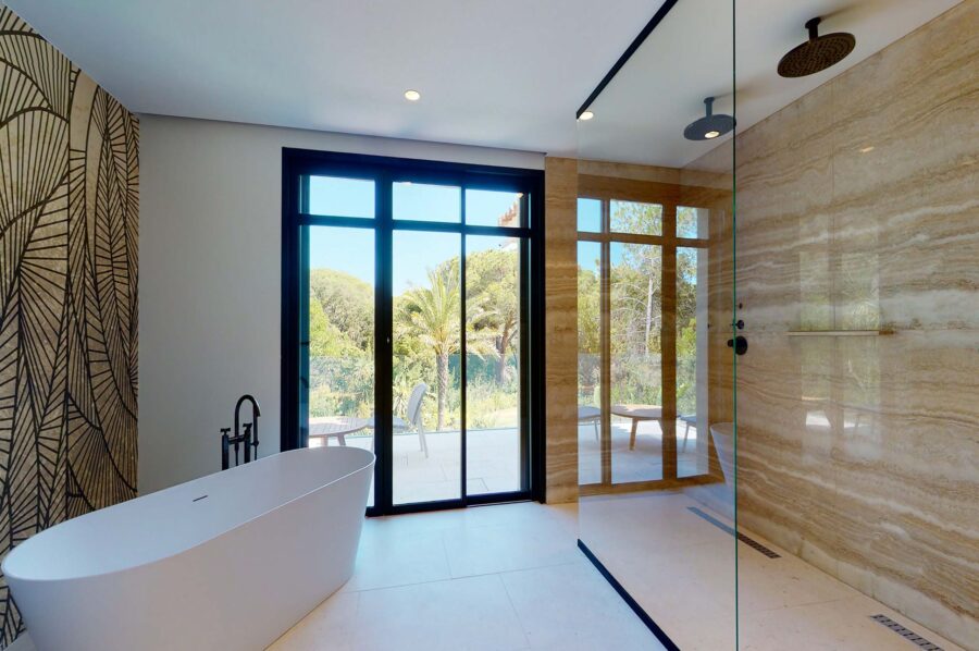 villa-sofia-bathroom-walkinshower-bathtub-luxury-sttropez
