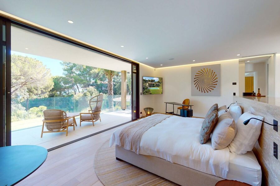villa-sofia-bedroom-balcony-modern-stylish-luxury-design-sttropez