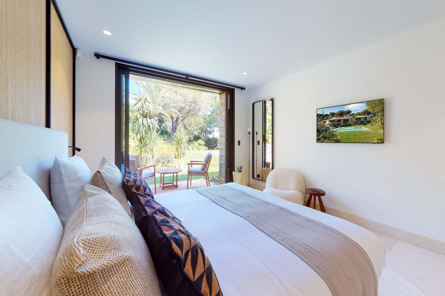 villa-sofia-bedroom-gardenaccess-modern-bright-luxury-design-sttropez