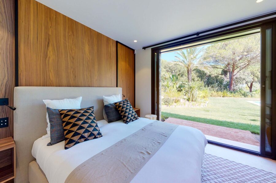 villa-sofia-bedroom-gardenaccess-stylish-modern-interior-sttropez