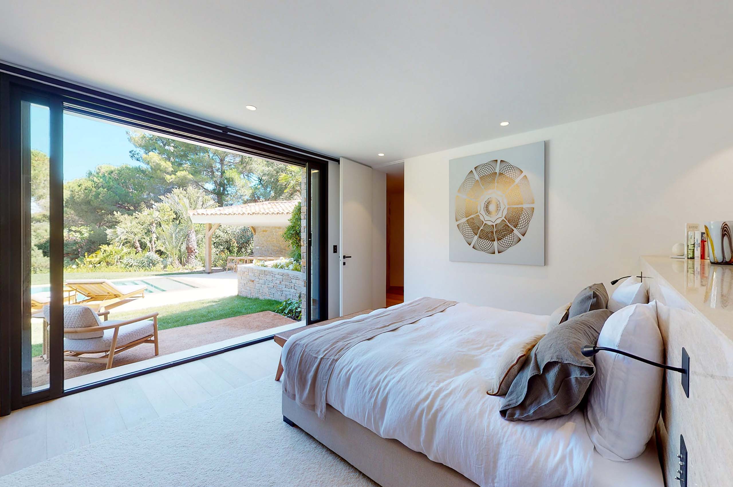 villa-sofia-bedroom-poolaccess-modern-luxury-sttropez