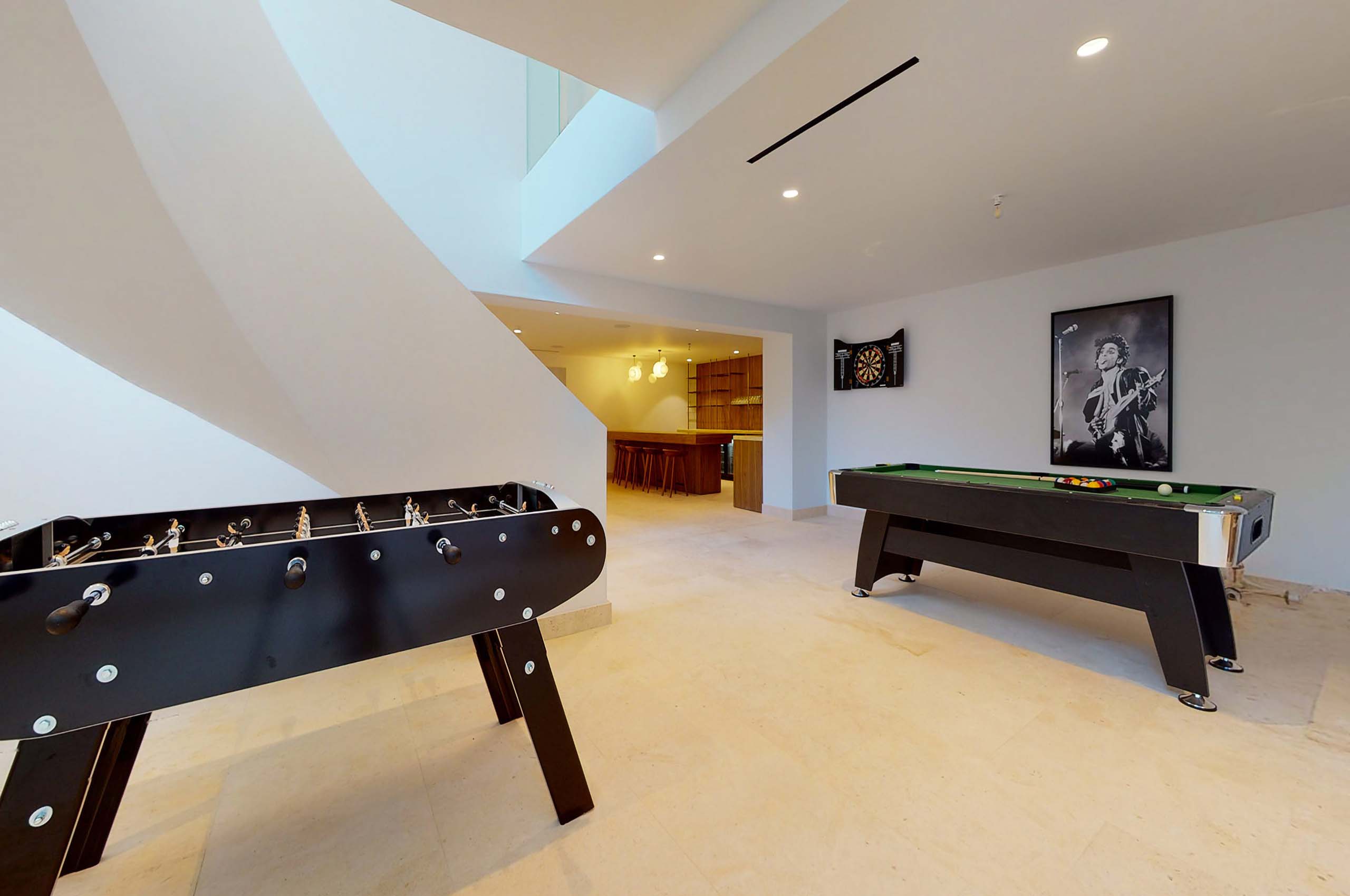 villa-sofia-gamesroom-openplan-hosting-entertainment-modern-luxury-sttropez
