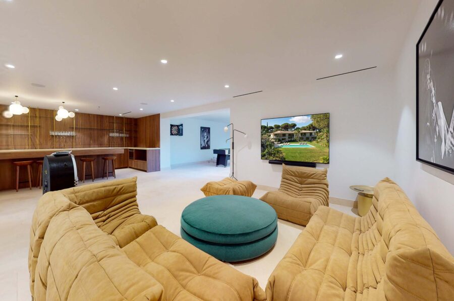 villa-sofia-lounge-gamesroom-hosting-modern-luxury-design-sttropez