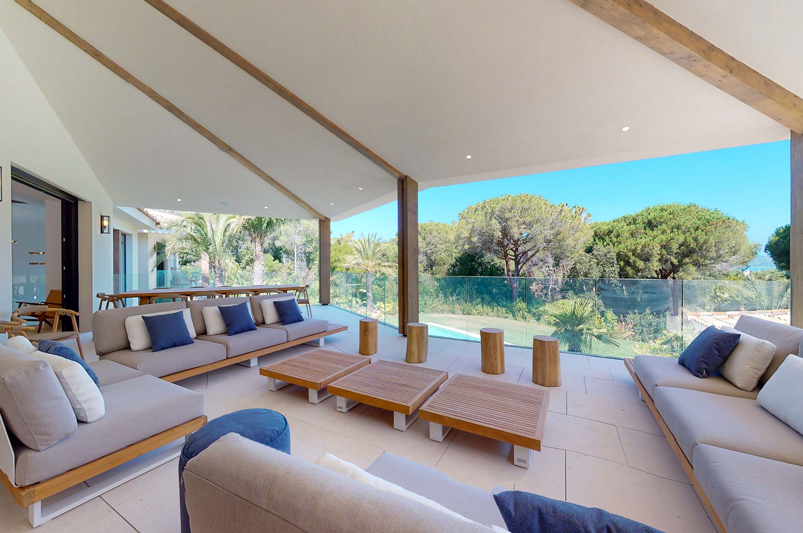 villa-sofia-terrace-outdoorlounge-luxury-sttropez