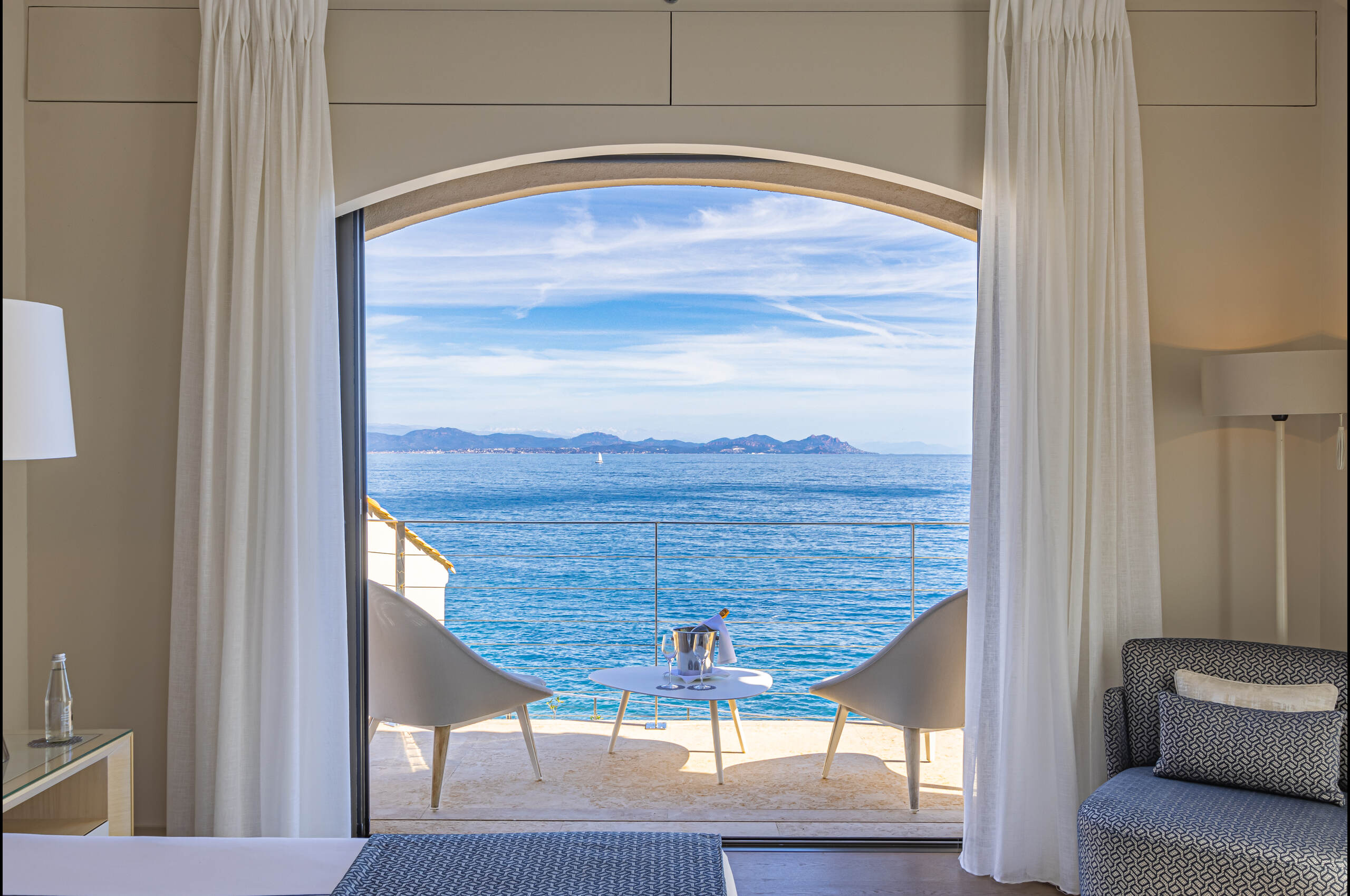 villa-willow-balcony-view-seaview-luxury-sttropez-views