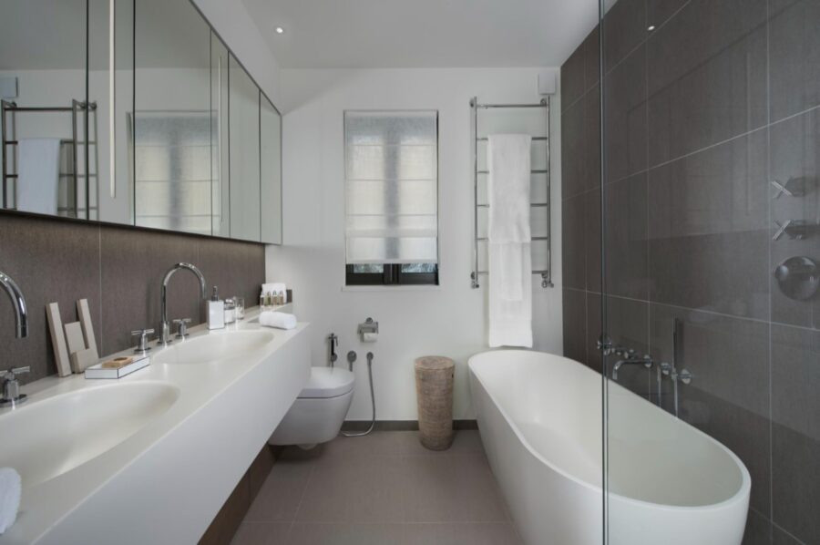 villa-willow-bathroom-bathtub-double-sink-modern-luxury-sttropez