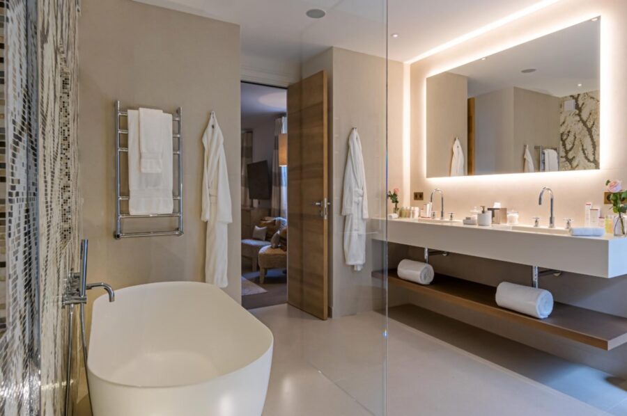 villa-willow-bathroom-bathtub-double-sink-sleek-modern-ensuite-luxury-sttropez