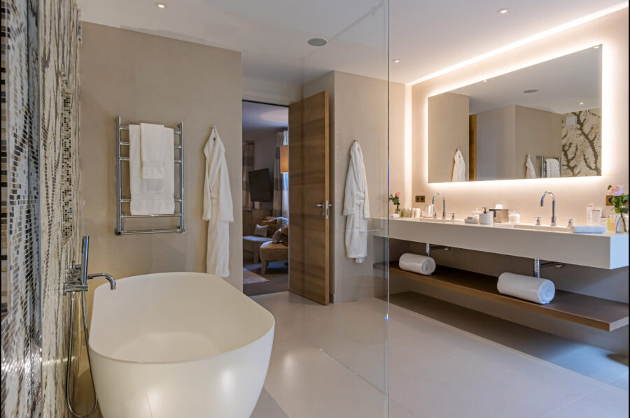 villa-willow-bathroom-bathtub-luxury-sttropez-doublesink