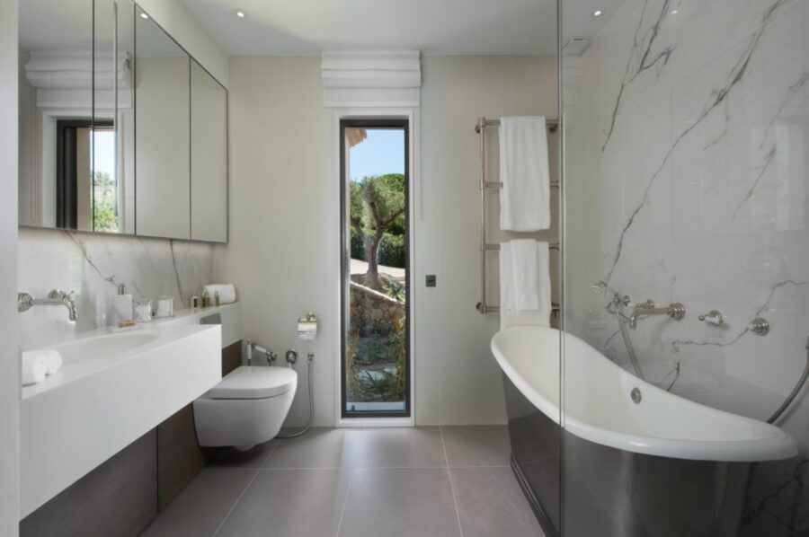 villa-willow-bathroom-bathtub-sleek-modern-design-luxury-sttropez