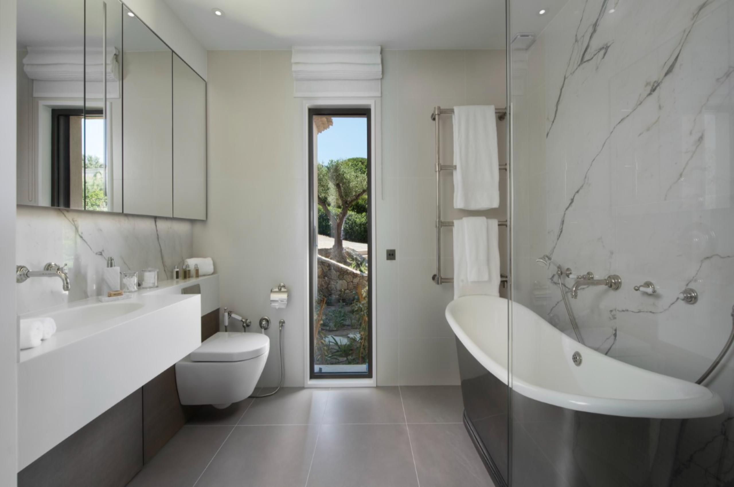 villa-willow-bathroom-bathtub-sleek-modern-design-luxury-sttropez