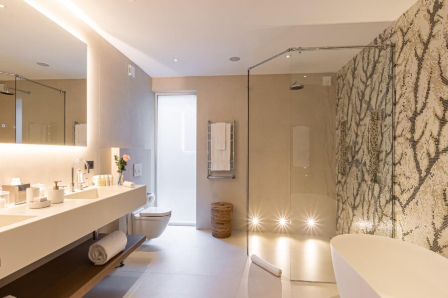 villa-willow-bathroom-double-sink-bathtub-walk-in-shower-luxury-sttropez