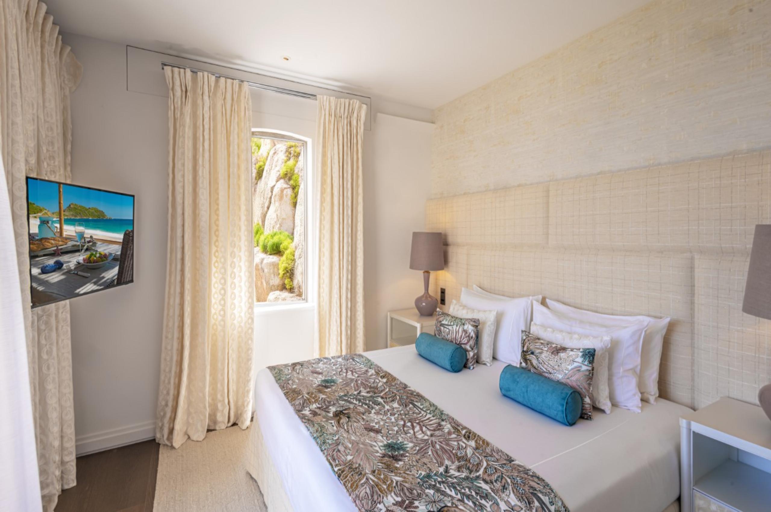 villa-willow-bedroom-bright-modern-design-luxury-sttropez