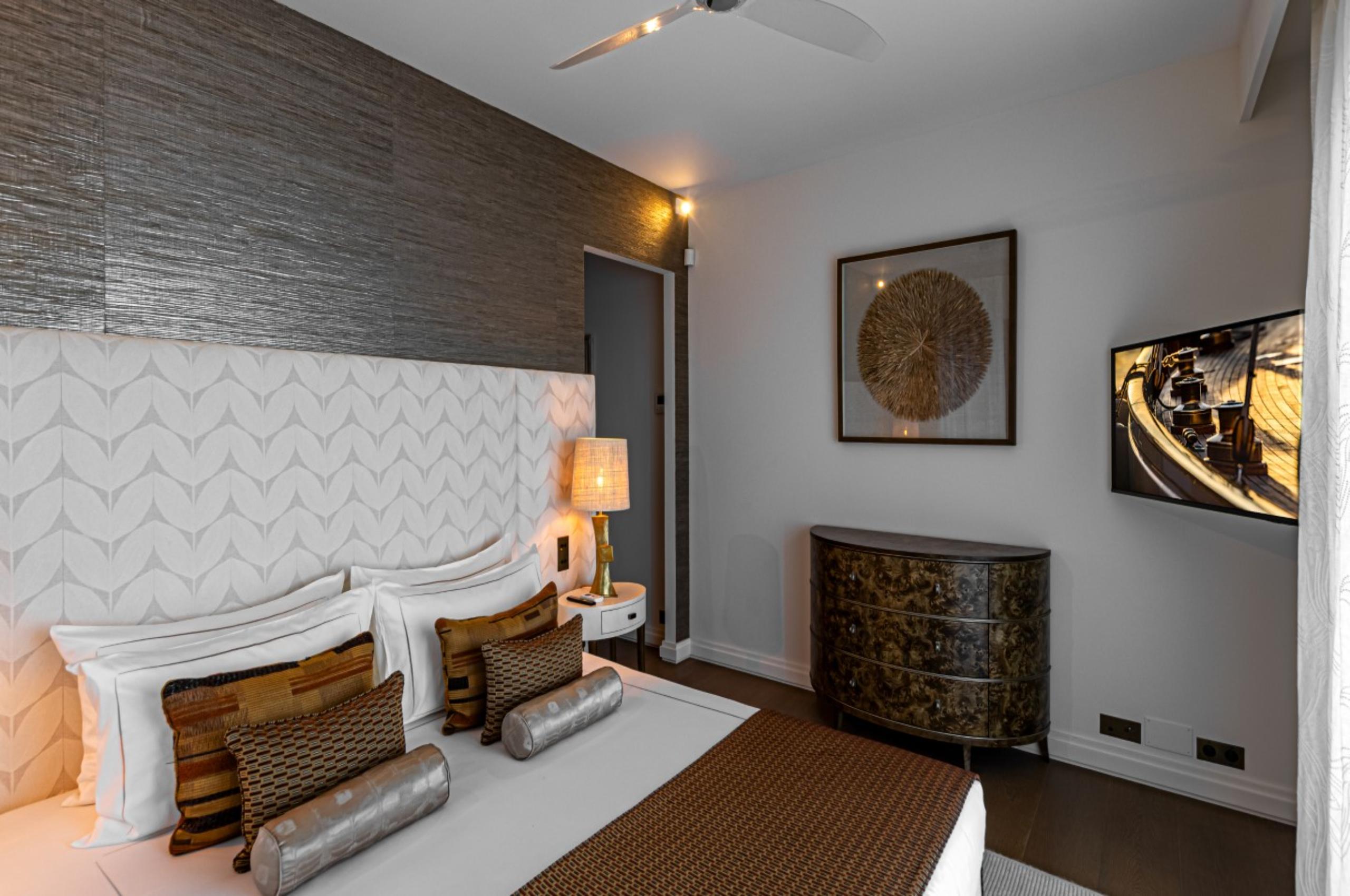 villa-willow-bedroom-elegant-design-luxury-sttropez