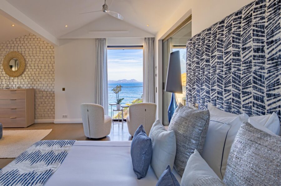 villa-willow-bedroom-scenic-sea-views-luxury-sttropez