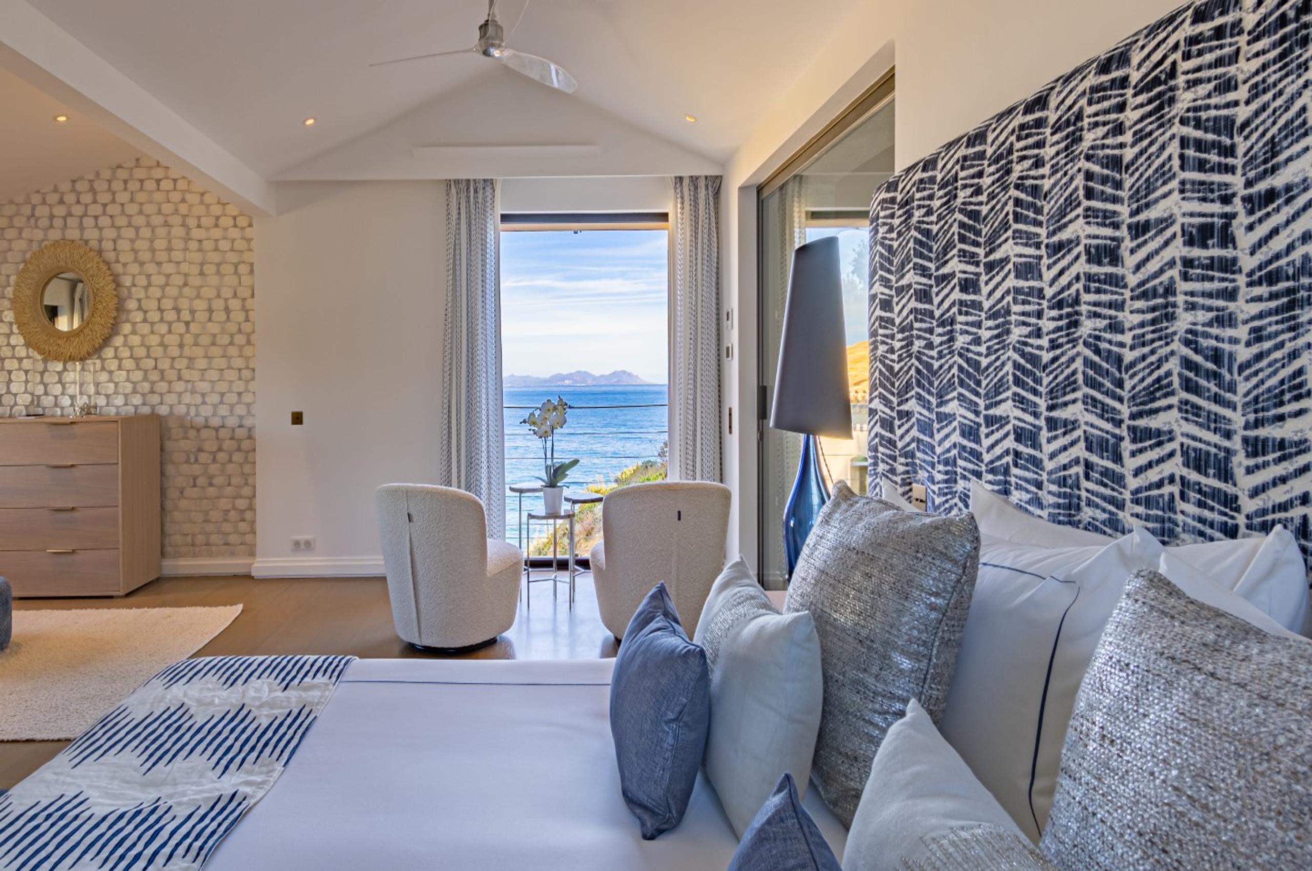 villa-willow-bedroom-scenic-sea-views-luxury-sttropez