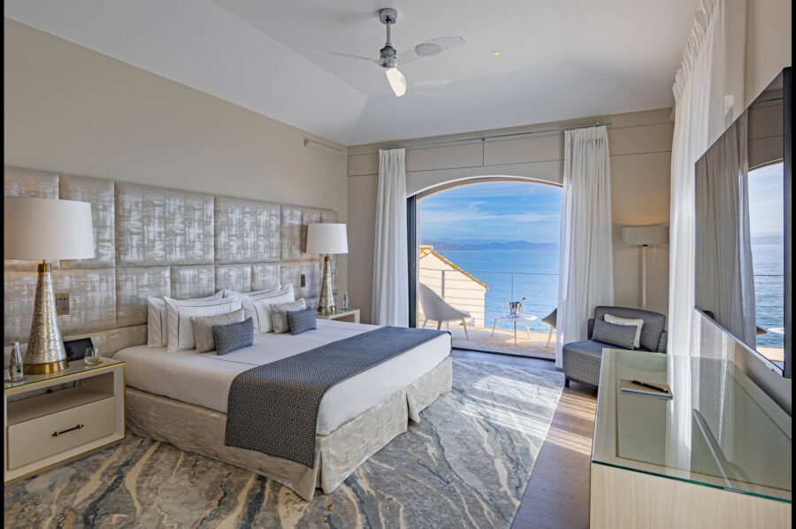 villa-willow-bedroom-seaview-stropez-balcony-luxury-stylish