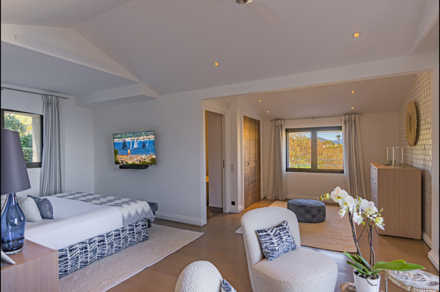 villa-willow-bedroom-seaview-sttropez-luxury-stylish