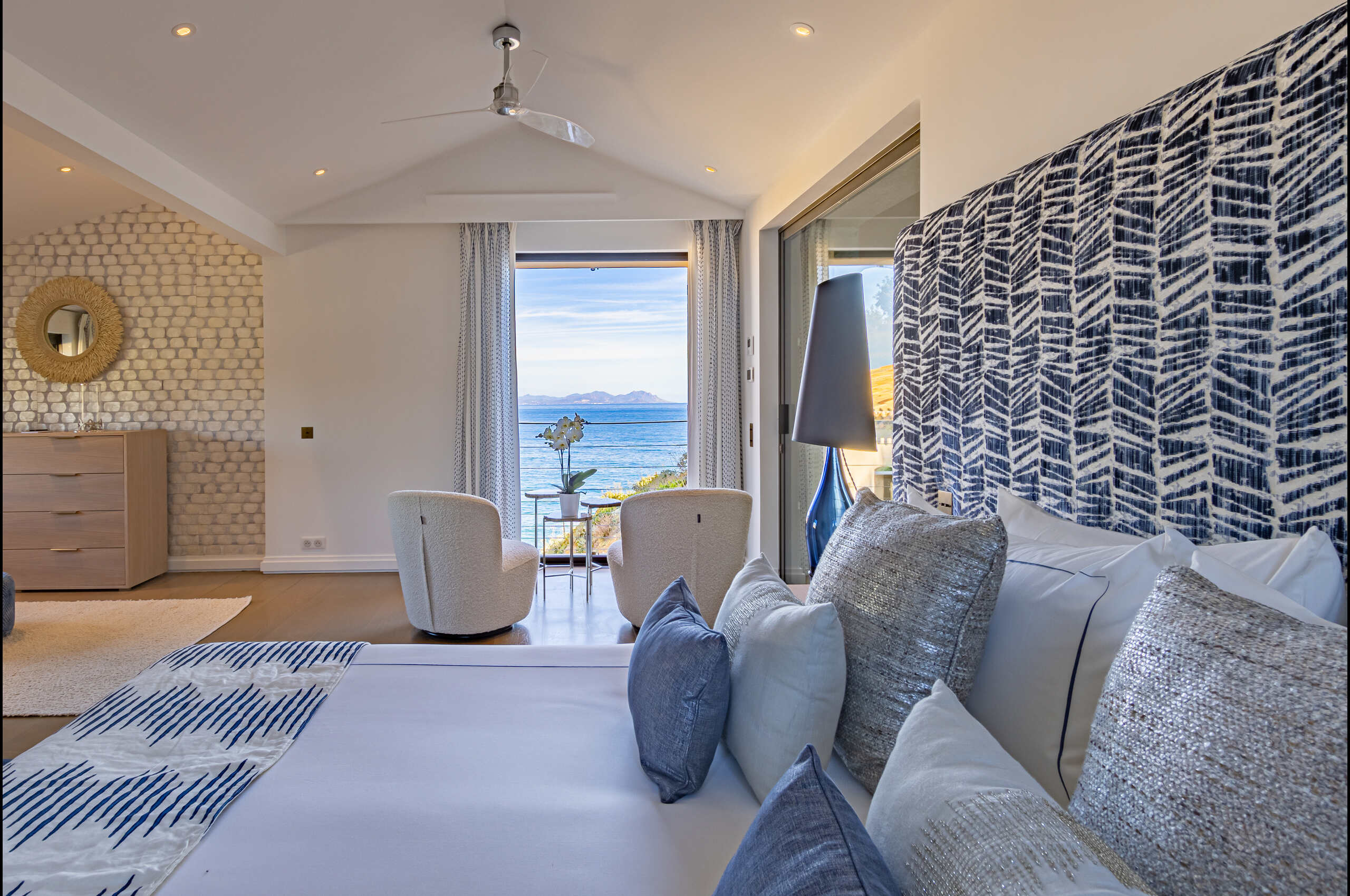 villa-willow-bedroom-seaview-sttropez-modern-luxury