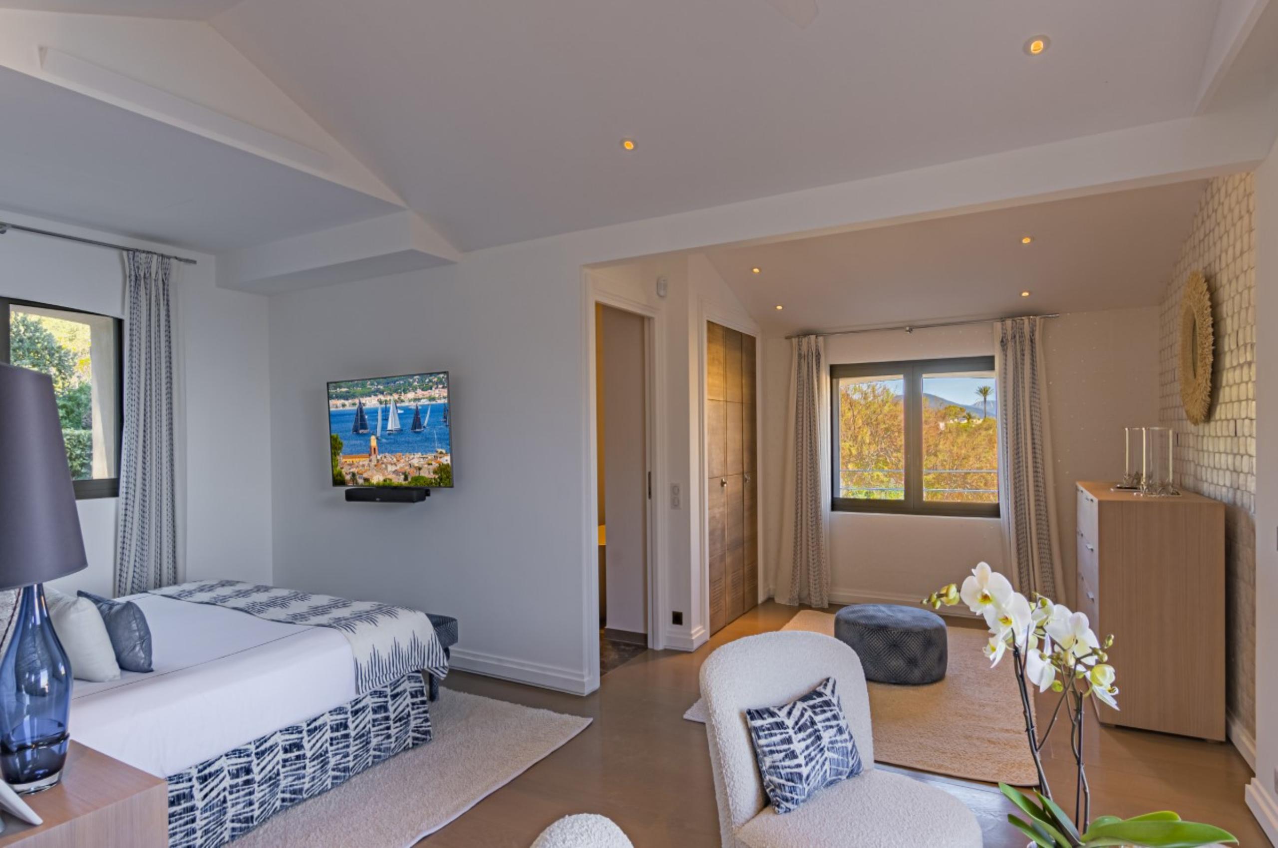 villa-willow-bedroom-spacious-modern-design-luxury-sttropez