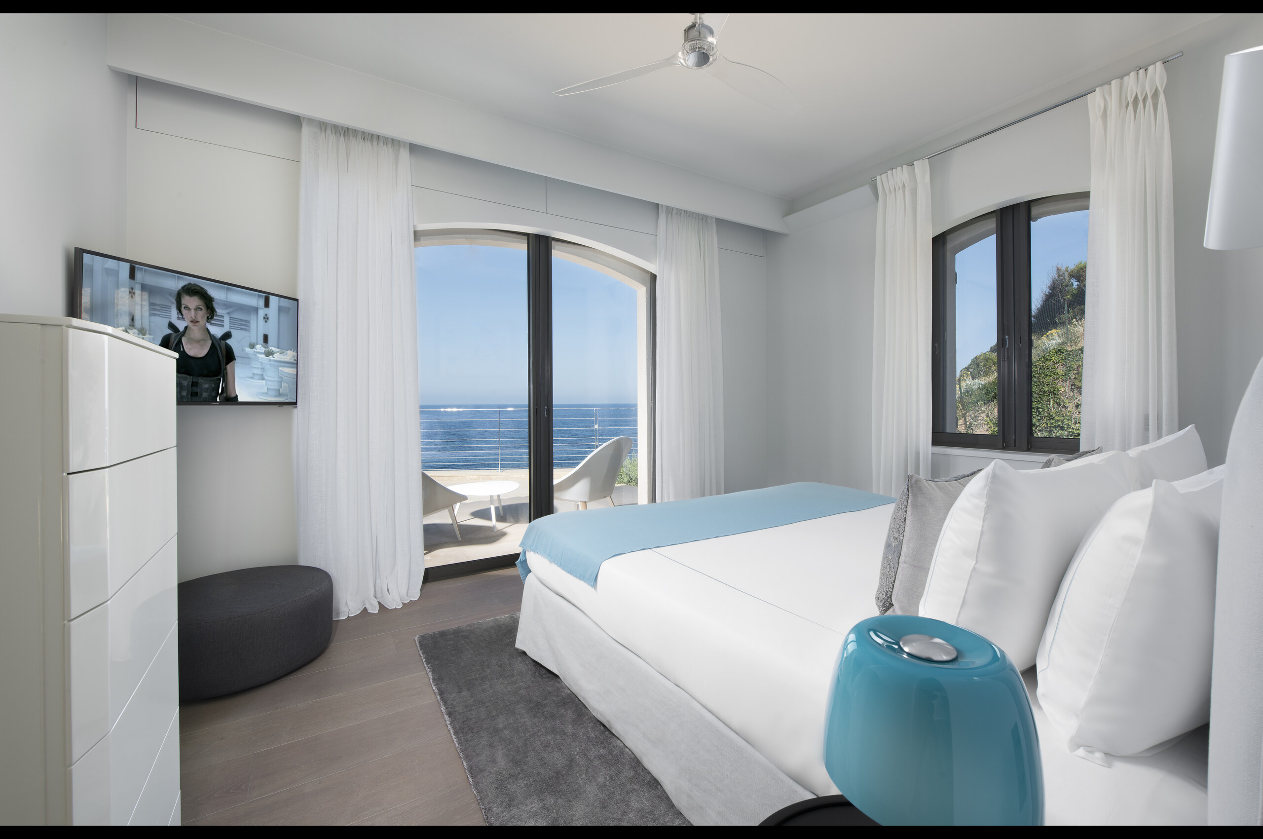 villa-willow-bedroom-sttropez-luxury-modern-seaview