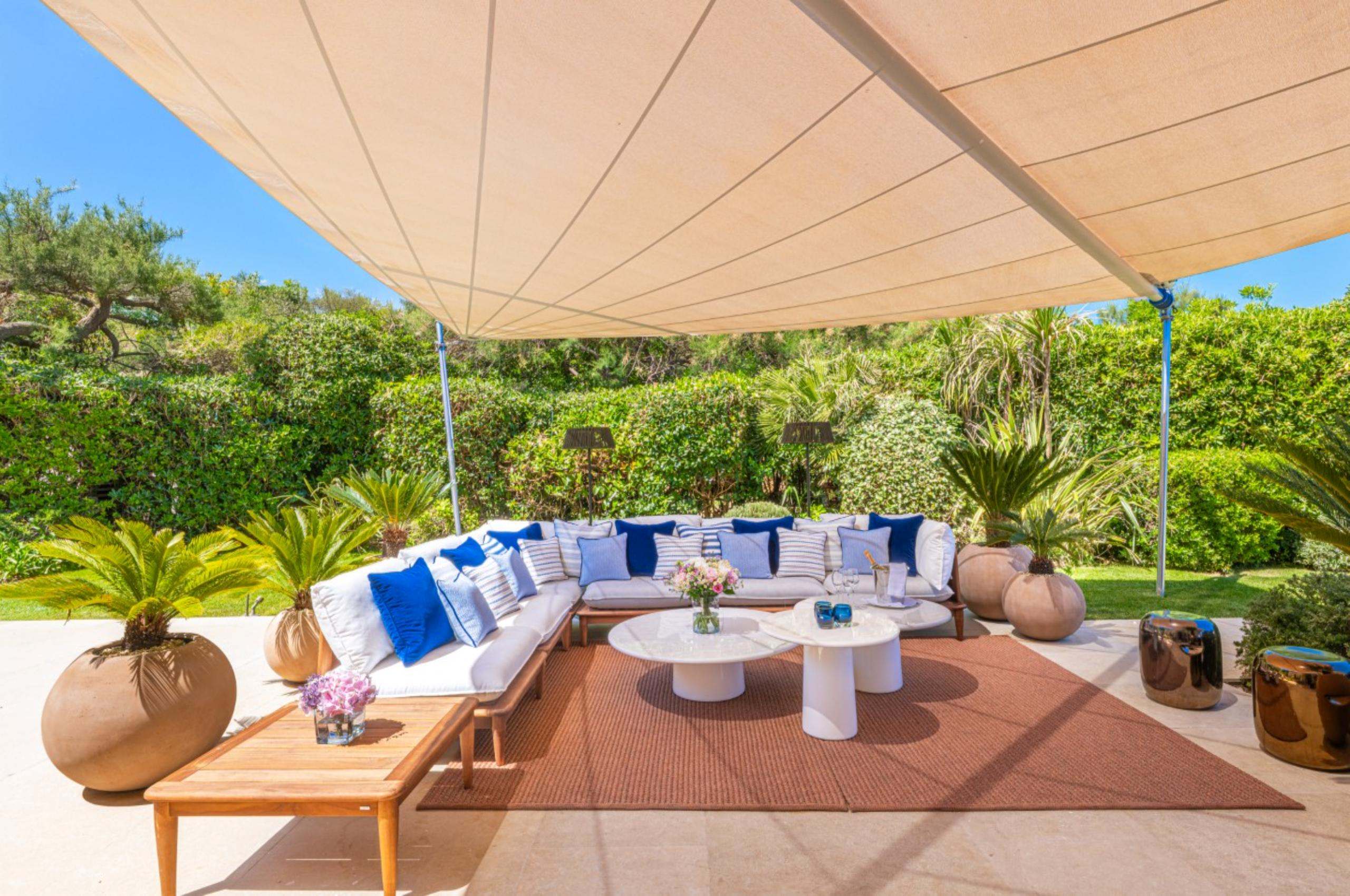 villa-willow-covered-alfresco-lounge-area-entertainment-relaxation-luxury-sttropez