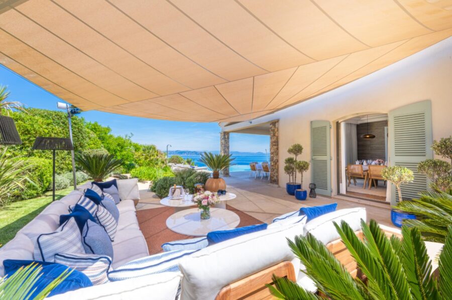 villa-willow-covered-alfresco-lounge-area-scenic-sea-view-luxury-sttropez