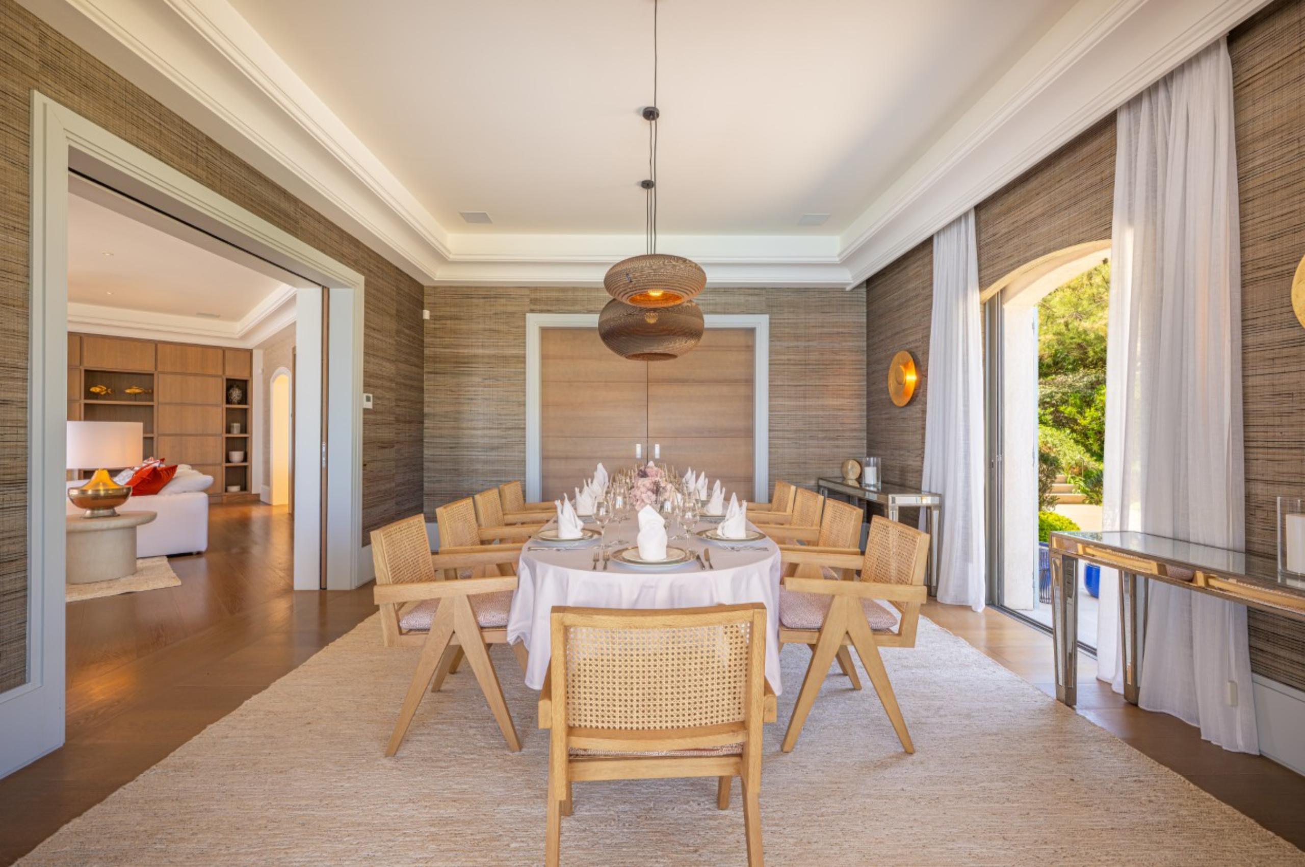 villa-willow-dining-room-elegant-grand-interior-luxury-sttropez