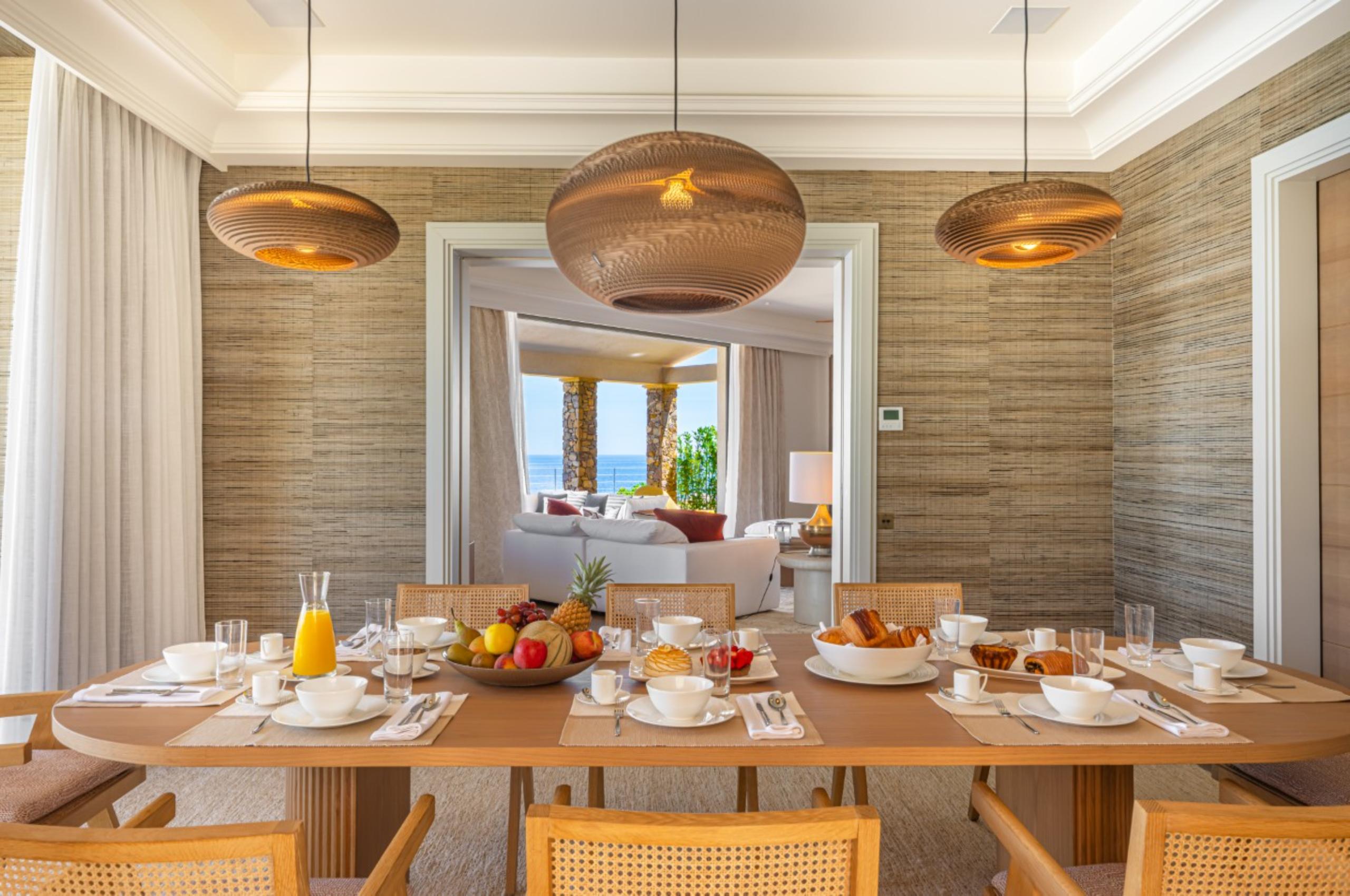 villa-willow-dining-room-scenic-sea-views-luxury-sttropez