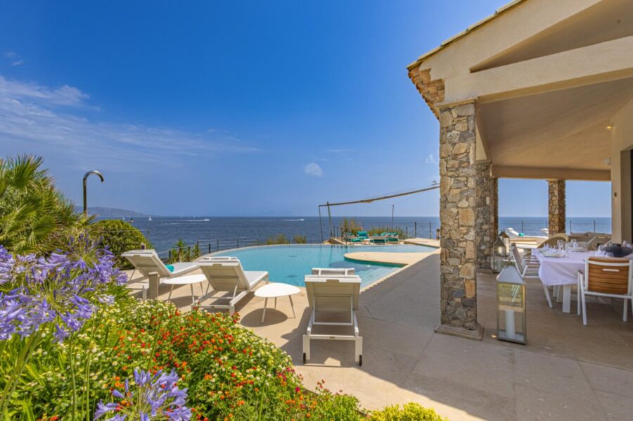 villa-willow-exterior-swimming-pool-sea-view-terrace-luxury-sttropez