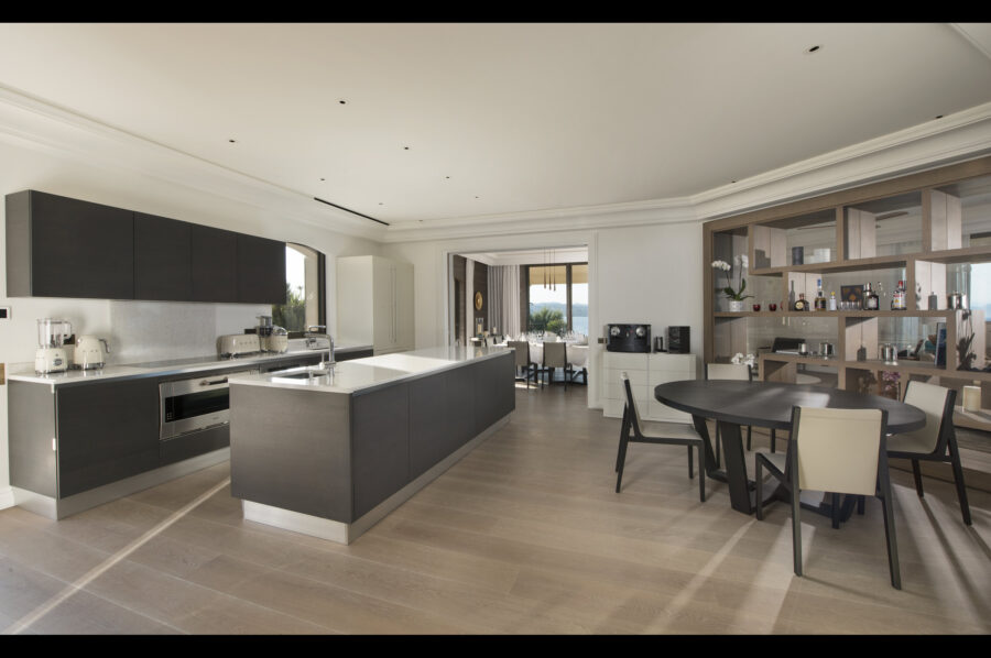 villa-willow-kitchen-modern-stylish-openplan-sttropez