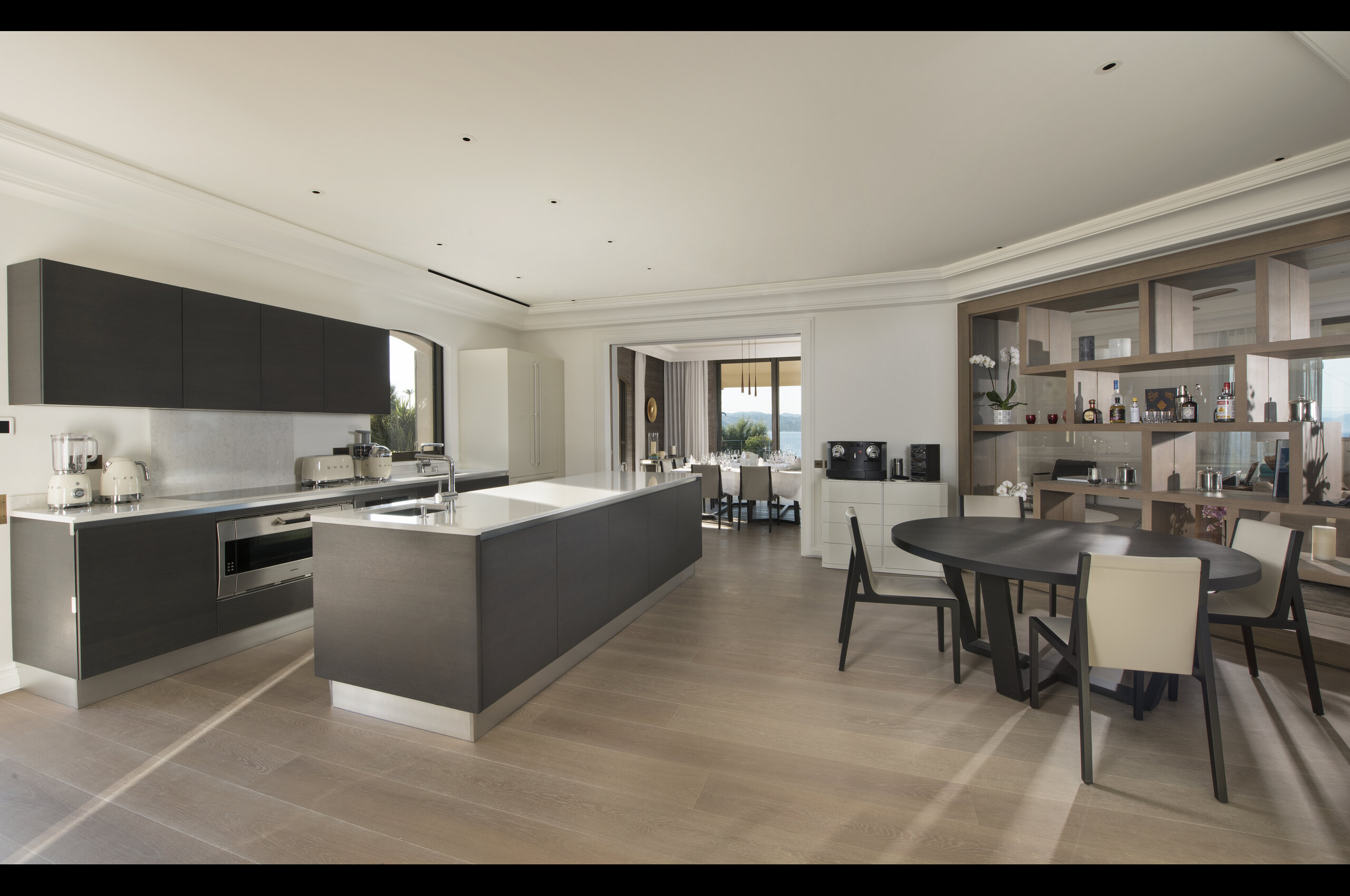 villa-willow-kitchen-modern-stylish-openplan-sttropez