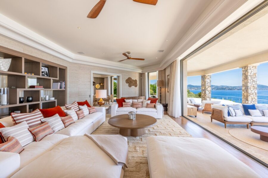 villa-willow-living-room-openplan-sea-views-luxury-sttropez