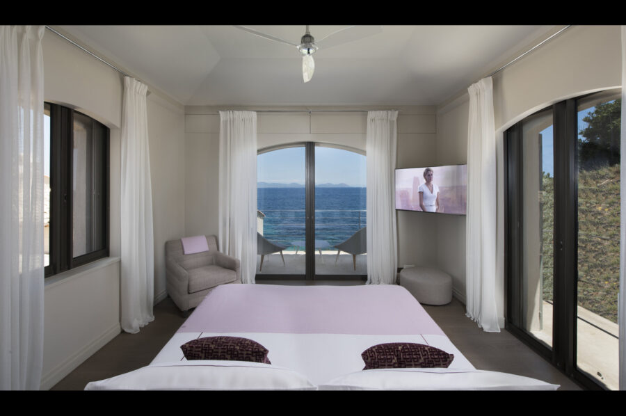 villa-willow-luxury-bedroom-seaview-sttropez-stylish
