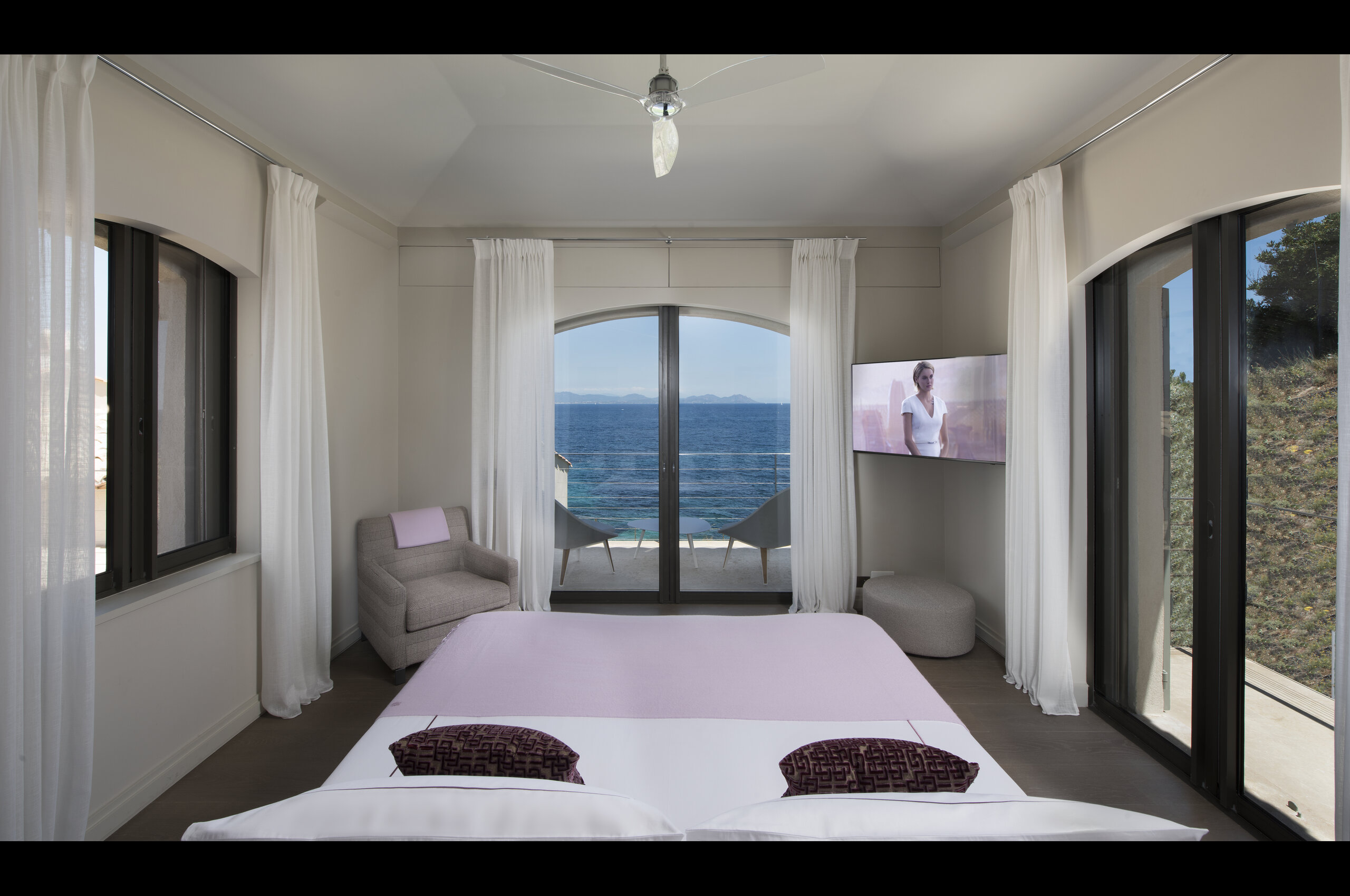 villa-willow-luxury-bedroom-seaview-sttropez-stylish