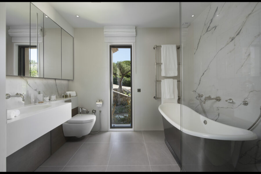 villa-willow-main-bathroom-bathtub-modern-sttropez-luxury