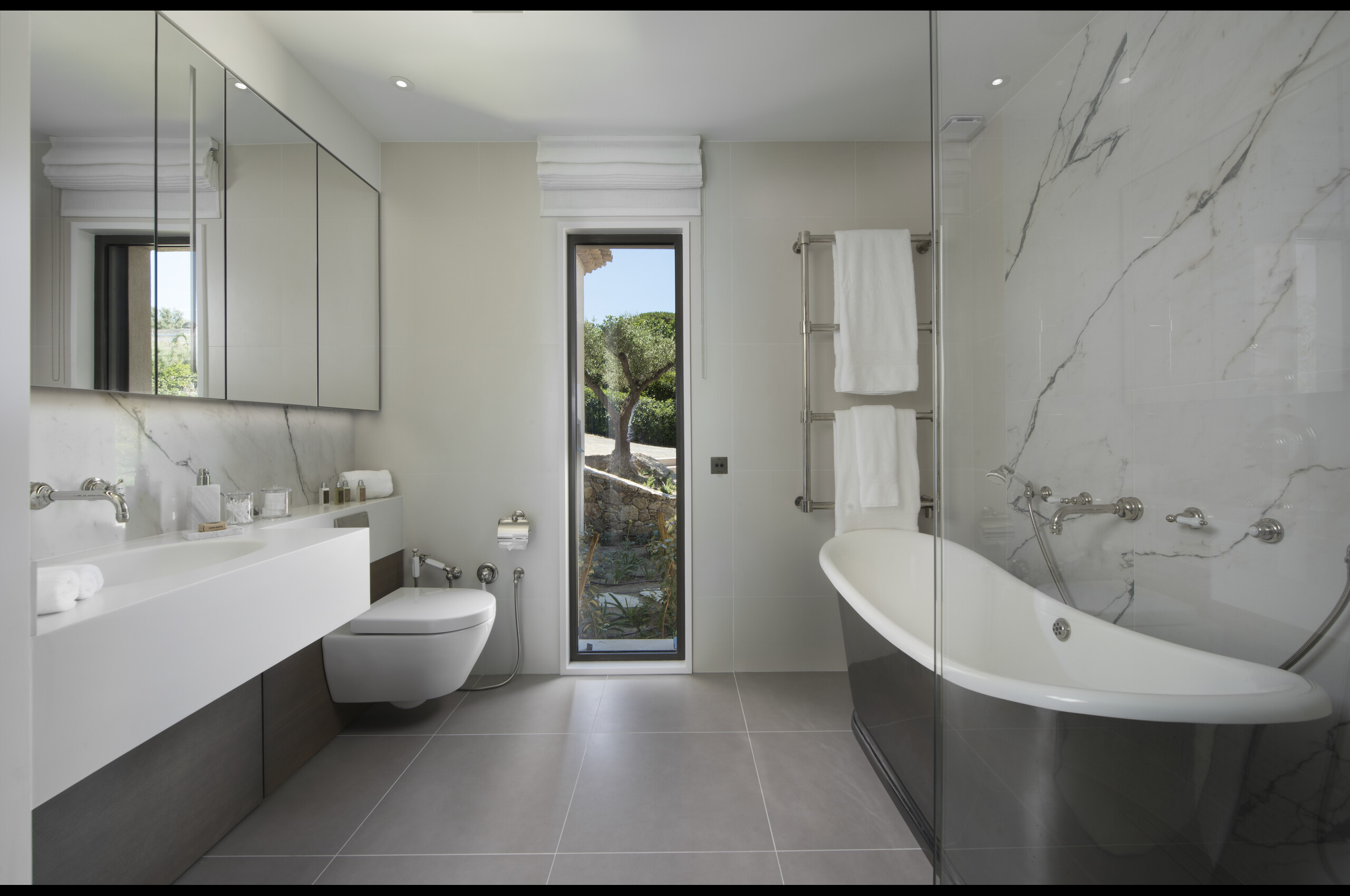 villa-willow-main-bathroom-bathtub-modern-sttropez-luxury