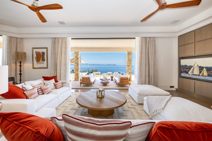 villa-willow-mainpage-living-room-scenic-sea-view-open-plan-luxury-sttropez