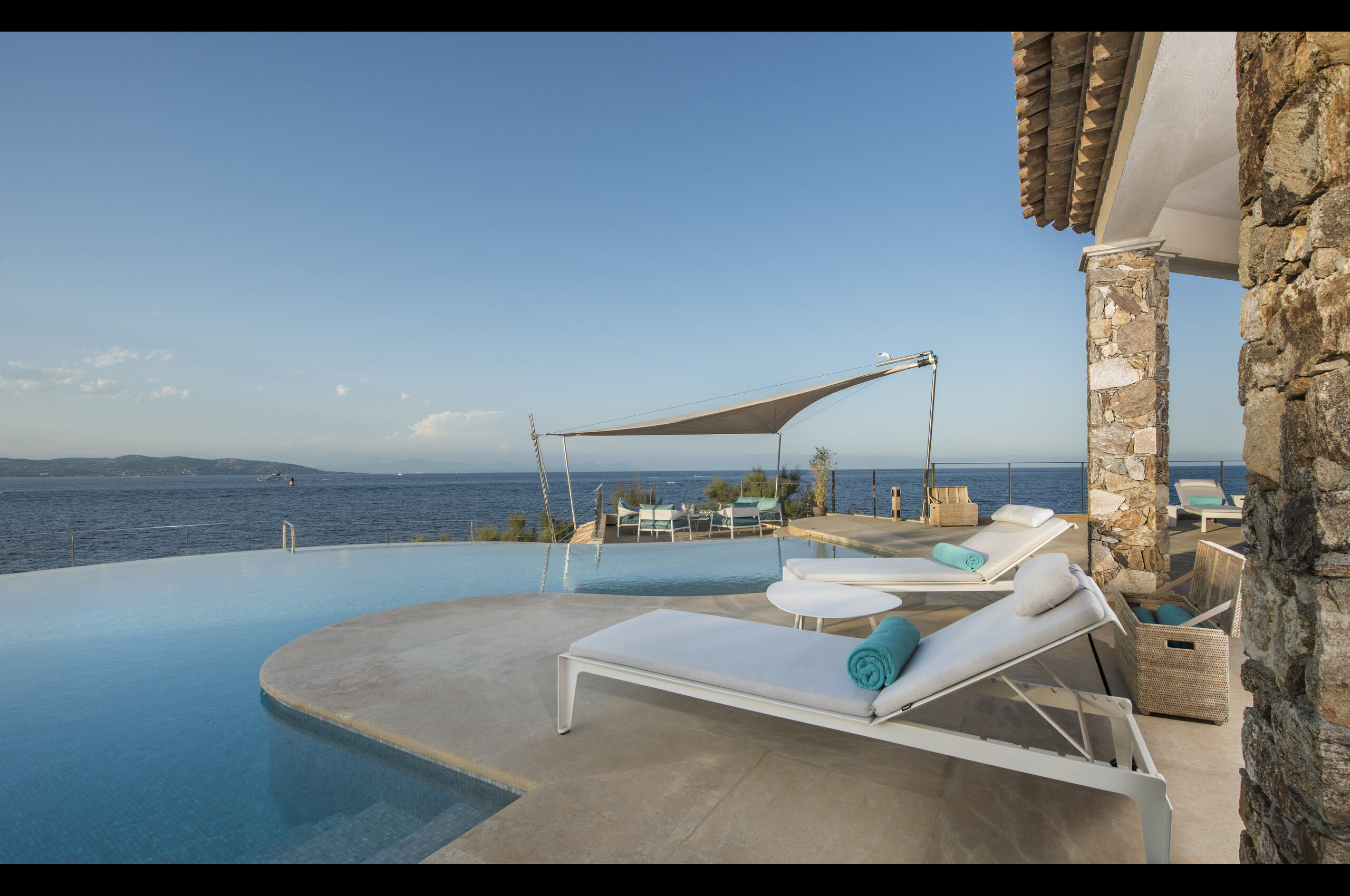 villa-willow-mainpage-sttropez-exterior-luxury-poolview