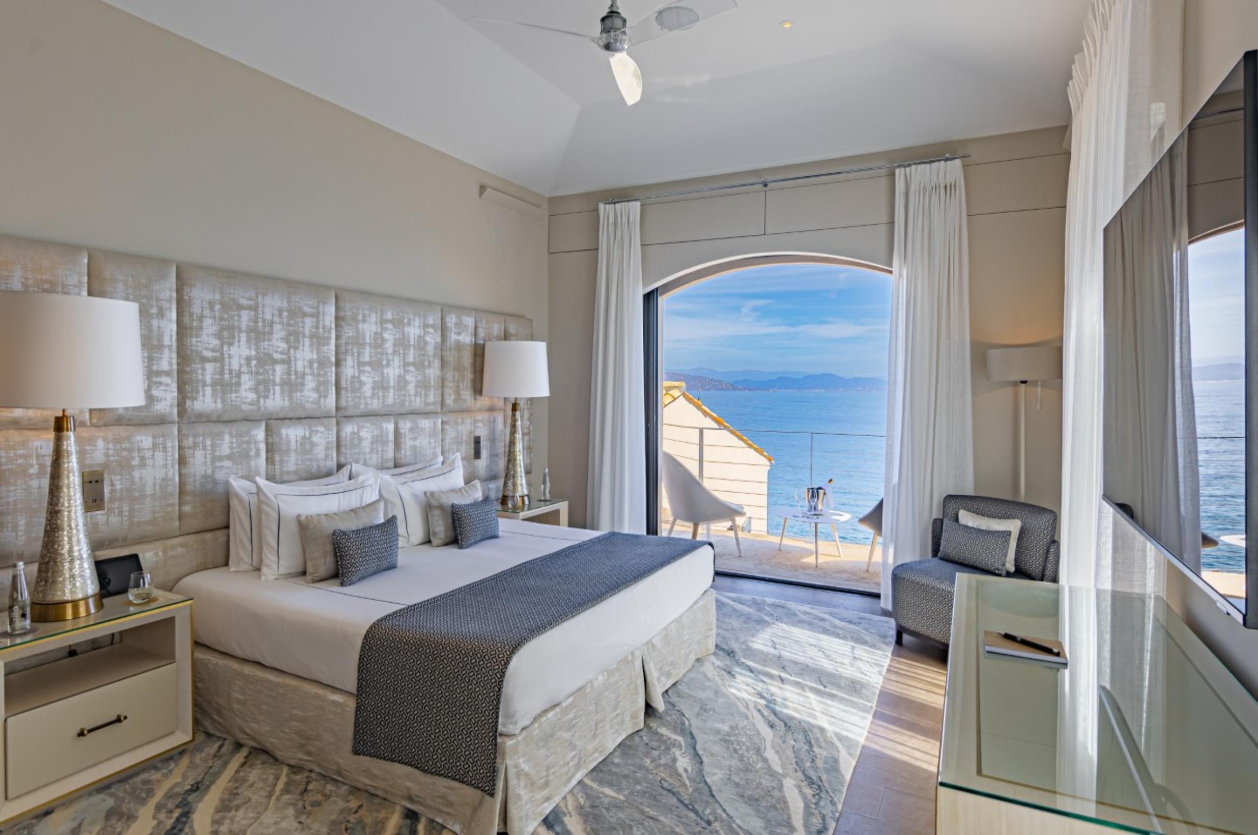 villa-willow-master-bedroom-elegant-modern-design-sea-view-luxury-sttropez