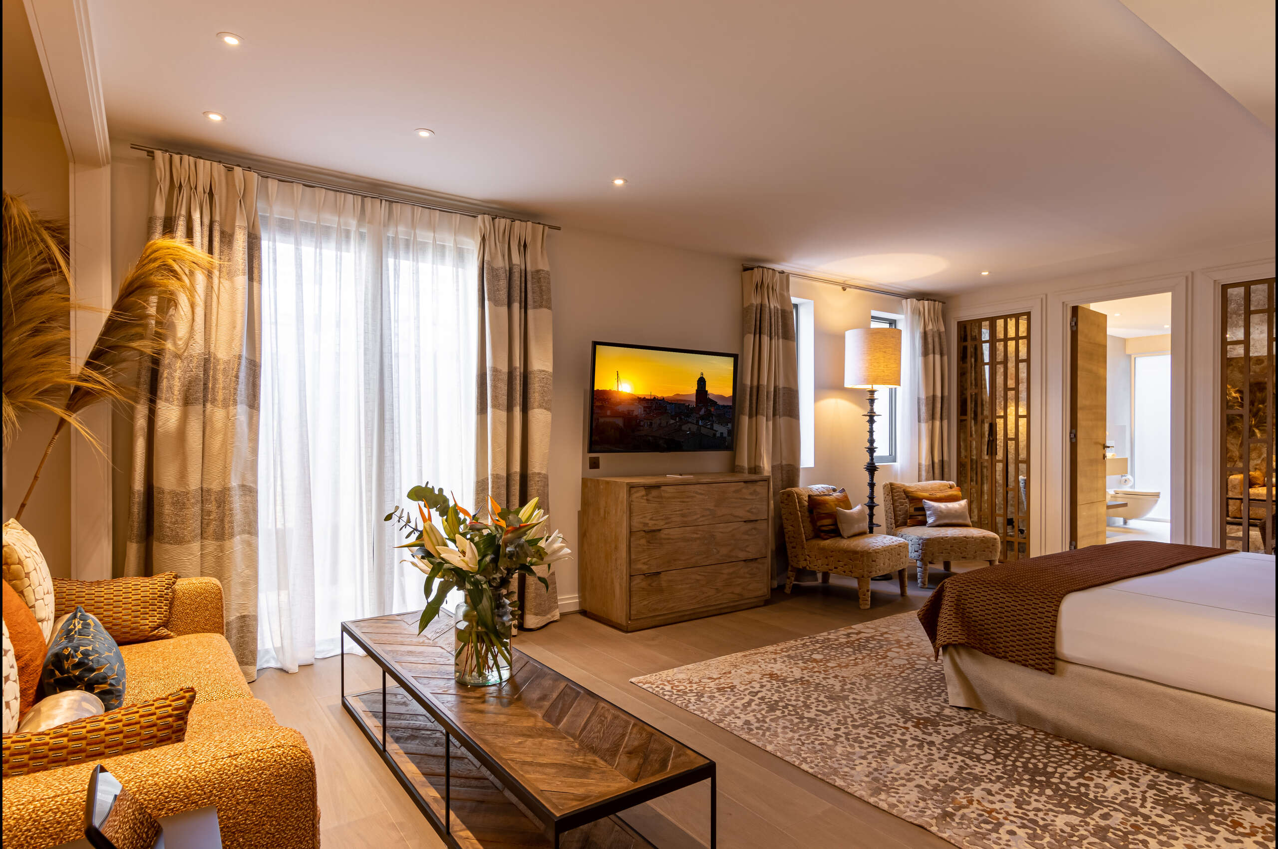 villa-willow-masterbedroom-sttropez-interior-lavish-modern-luxury