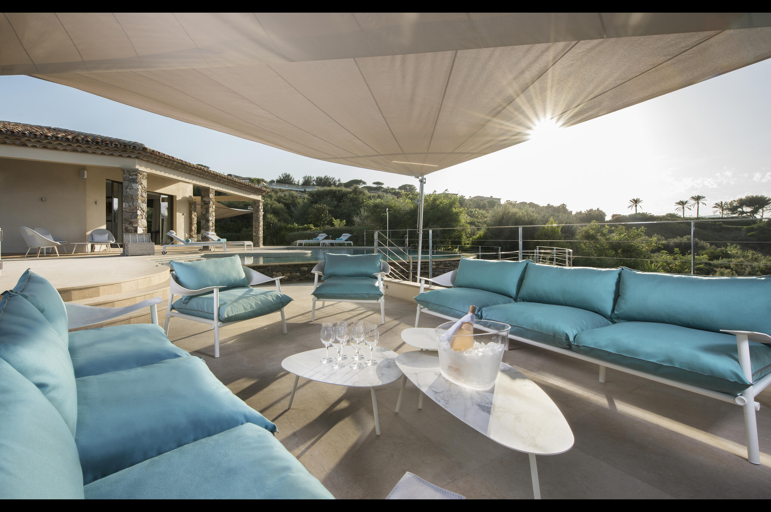 villa-willow-outdoor-terrace-sttropez-luxury-scenic-views-modern