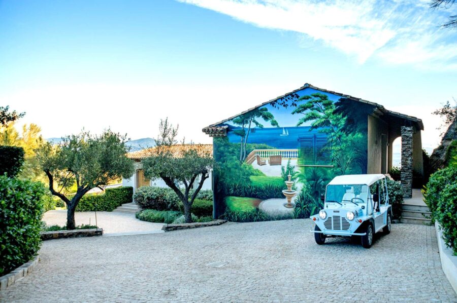 villa-willow-parking-exterior-luxury-rental-retreat-sttropez