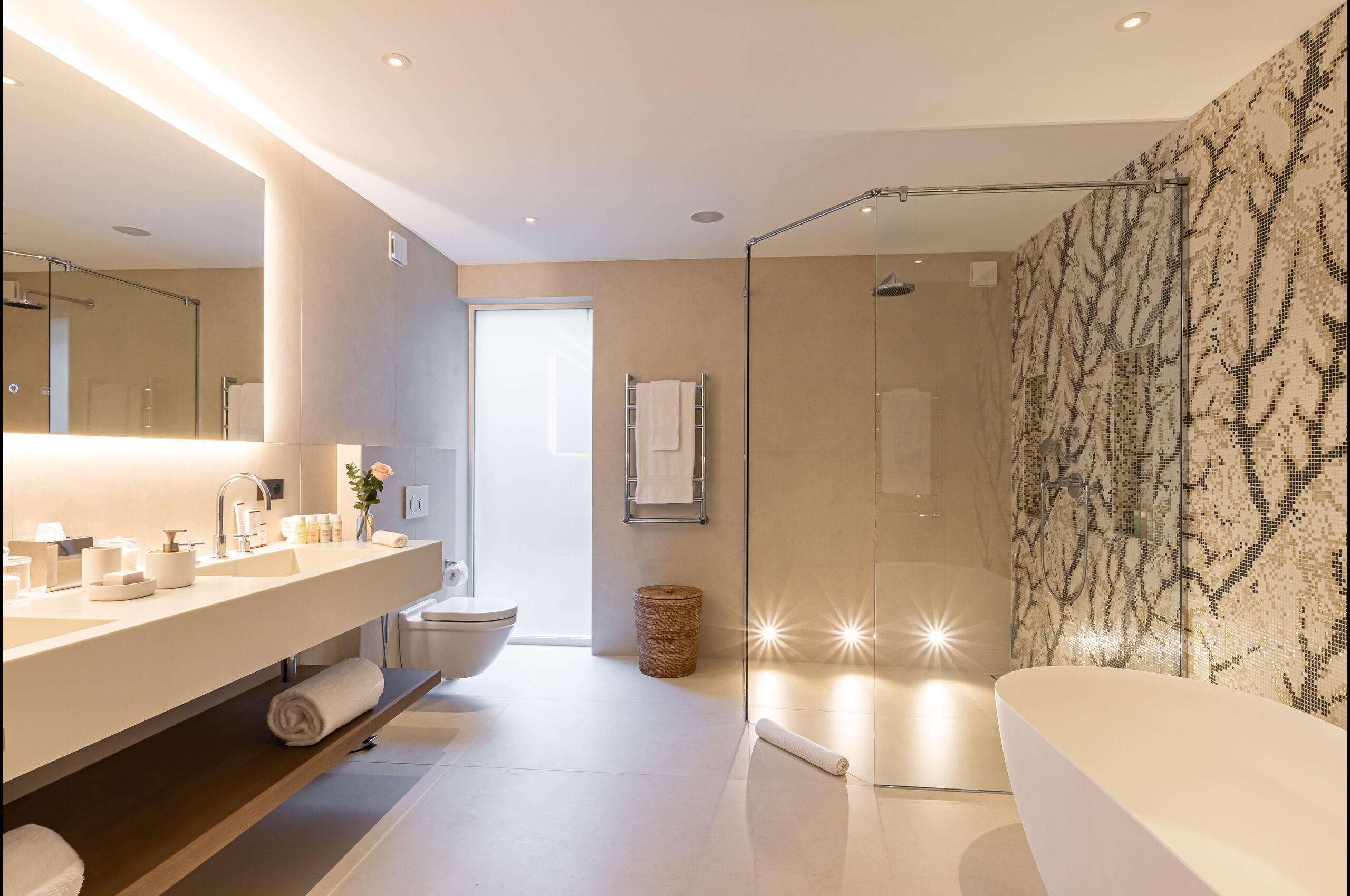 villa-willow-sttropez-bathroom-luxury-showeroom-doublesink