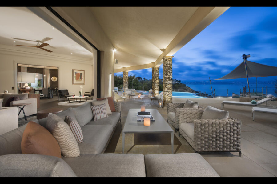 villa-willow-sttropez-luxury-outdoor-lounge-seaview