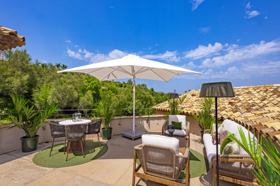 villa-willow-terrace-alfresco-dining-lounge-scenic-views-luxury-sttropez