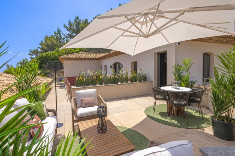 villa-willow-terrace-balcony-alfresco-lounge-dining-area-luxury-sttropez