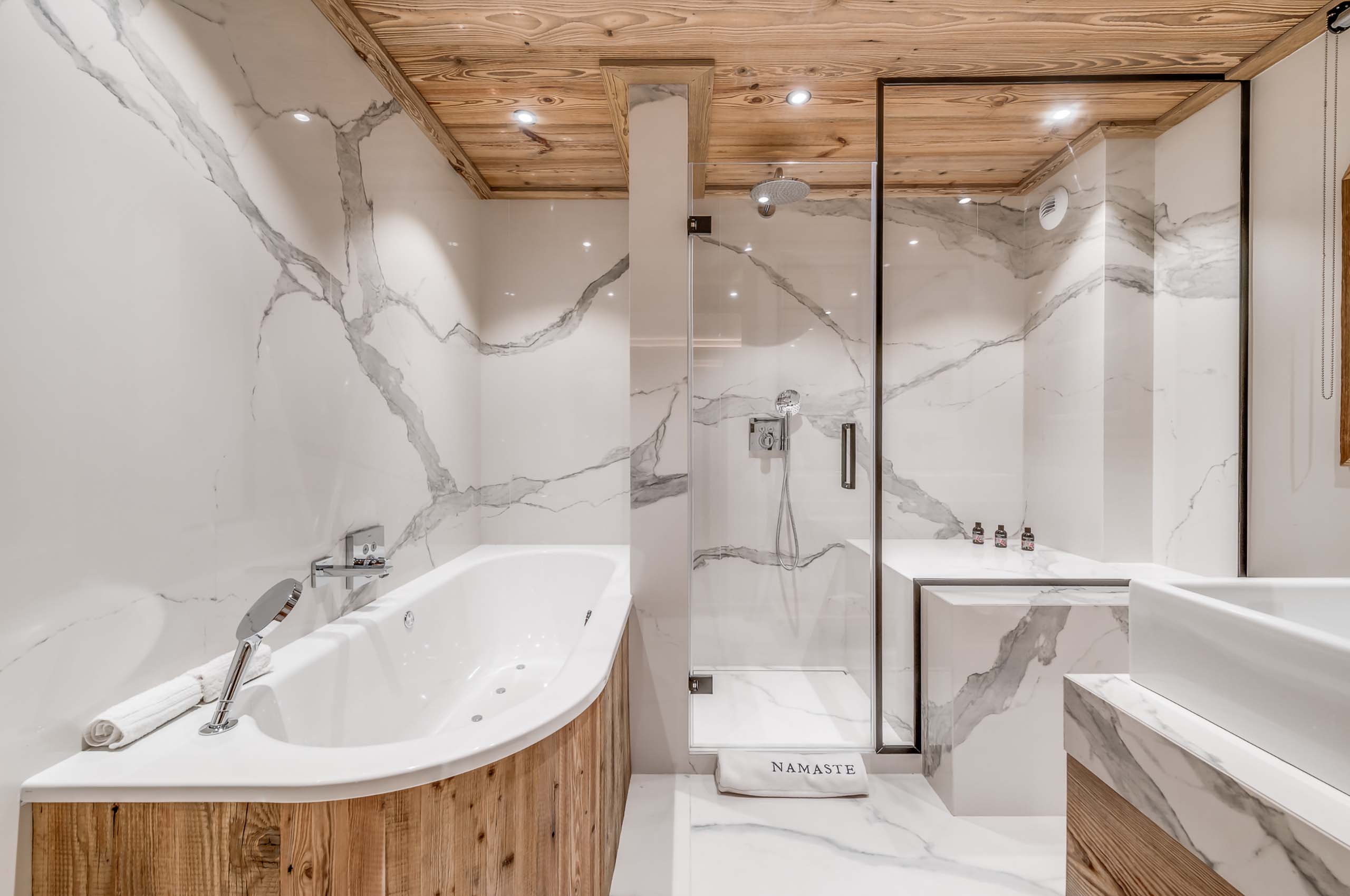 Chalet-nama-bathroom-bathtub-italianshower-marble-modern-luxury-Courchevel1850