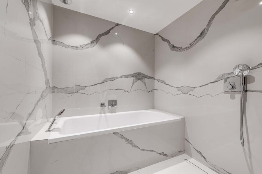 Chalet-nama-bathroom-bathtub-marble-modern-luxury-Courchevel1850